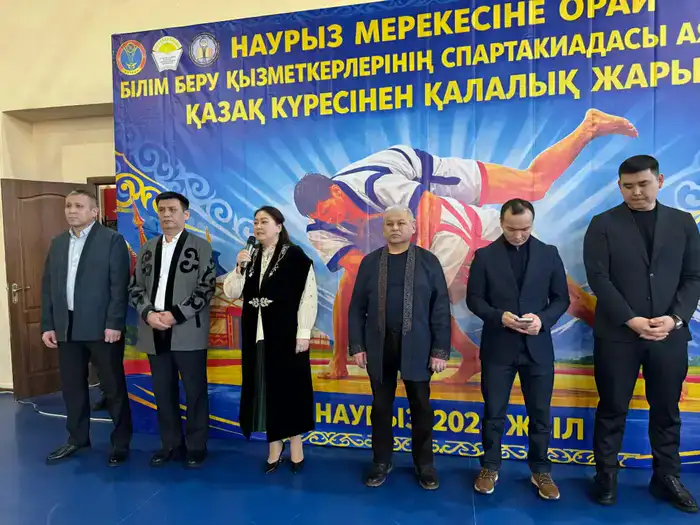 Акция по национальным видам спорта в Астане соревнования по қазақ күресі
