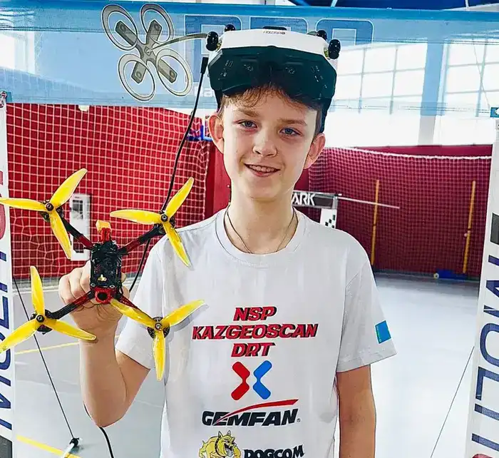 Юный пилот из Казахстана завоевывает четыре золота на национальных турнирах по дрон-рейсингу