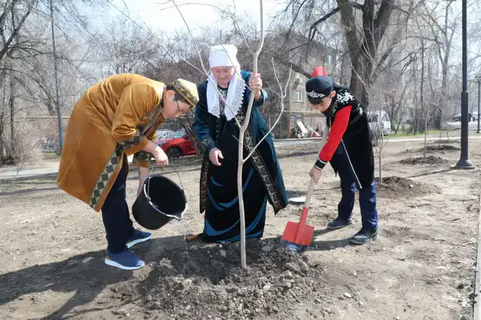 В Алматы в Жаңару күні высадили более 400 деревьев (4)