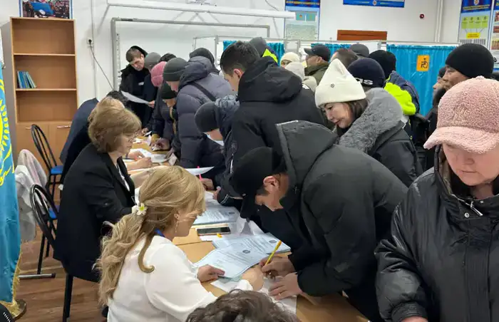 Аким Мангистауской области Нурдаулет Килыбай проголосовал на республиканском референдуме (5)