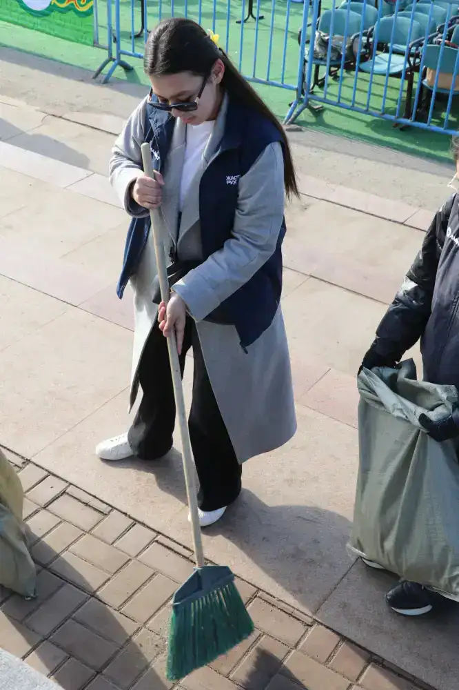 Молодежь Актобе очистила парки в рамках акции по охране окружающей среды