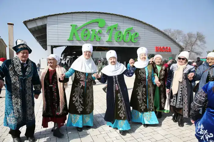 «Көктөбедегі Көрісу»: алматинцев поздравили с Днём Көрісу звуковые дроны и роботы (5)