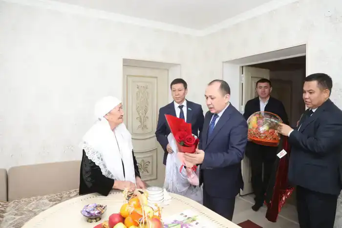 ТУРКЕСТАН: В САРЫАГАШЕ ЧЕСТВОВАЛИ МАТЕРЕЙ-ДОЛГОЖИТЕЛЬНИЦ, КАК ЖИВЫХ ЛЕГЕНД СВОЕГО ВРЕМЕНИ