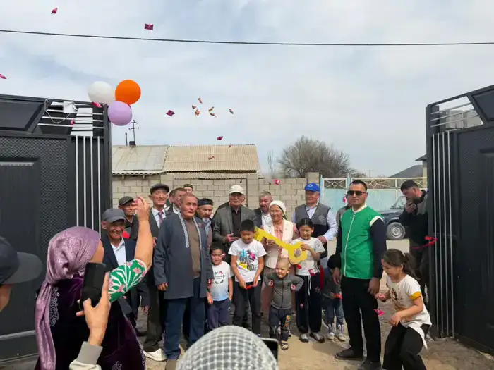 ТУРКЕСТАН: ЖИТЕЛИ СЕЛА ТОРТКУЛЬ ПОДАРИЛИ ОЧЕРЕДНОЙ ДОМ НУЖДАЮЩЕЙСЯ СЕМЬЕ