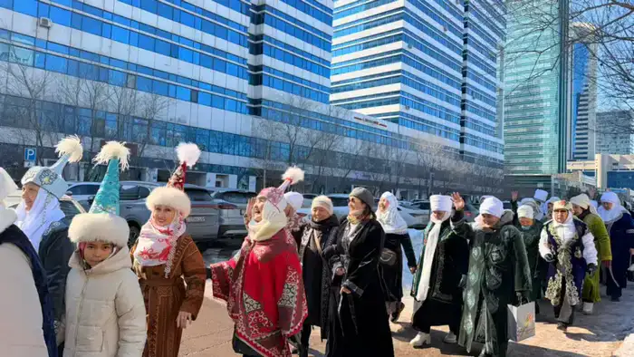 Пенсионеры Астаны отмечают День национальной одежды в традиционных костюмах