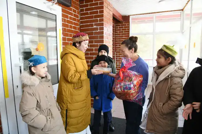 Столичные школьники навестили тружеников тыла и заслуженных педагогов в день Көрісу (3)