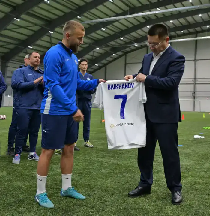 Аким области Асаин Байханов встретился с игроками и тренерским штабом ФК «Иртыш», поздравив команду с началом нового сезона в Премьер-лиге Казахстана (7)