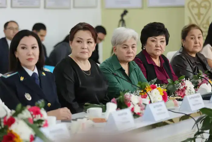 Ербол Карашукеев поздравил представительниц прекрасного пола с 8 Марта (3)