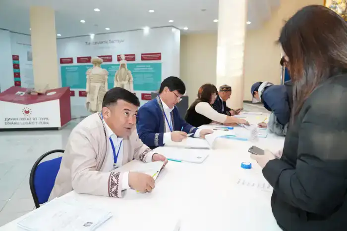 АКИМ ТУРКЕСТАНСКОЙ ОБЛАСТИ НУРАЛХАН КУШЕРОВ ПРОГОЛОСОВАЛ НА РЕФЕРЕНДУМЕ (4)