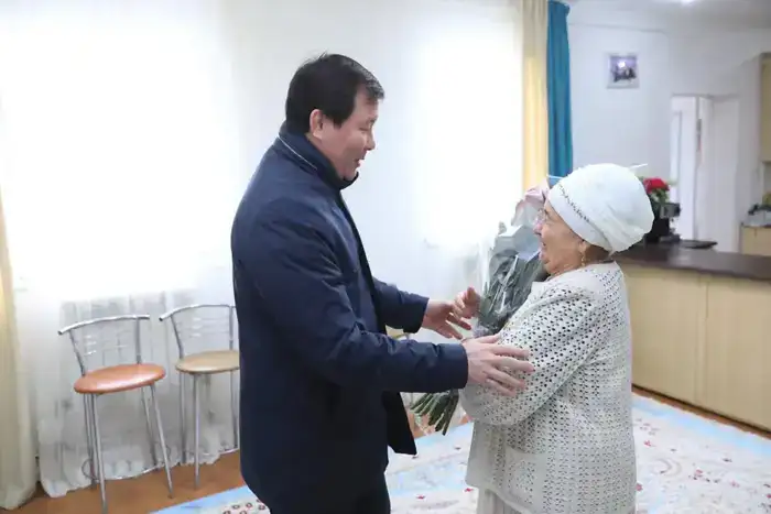 Аким Актюбинской области поздравил женщин региона