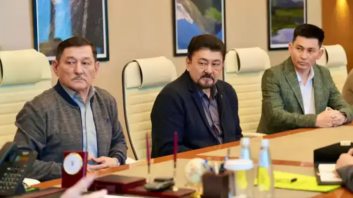 Аким ВКО провёл встречу с победителями республиканского айтыса (2)