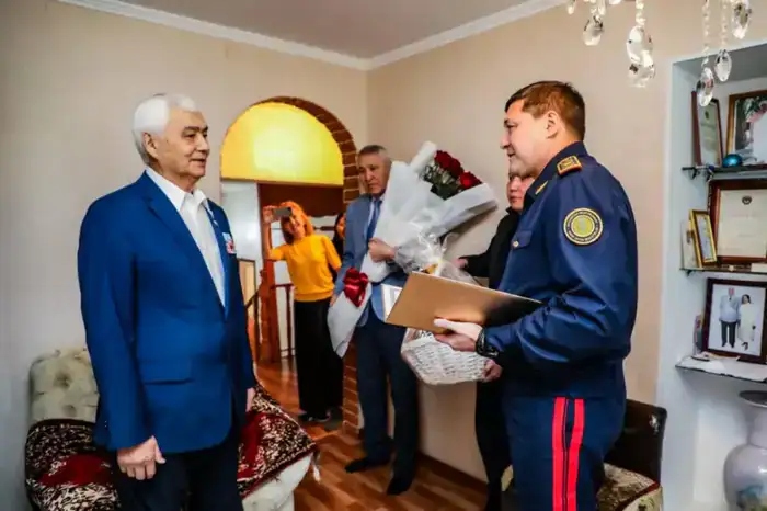 Почетный ветеран МВД отмечает 80-летие в окружении коллег и семьи