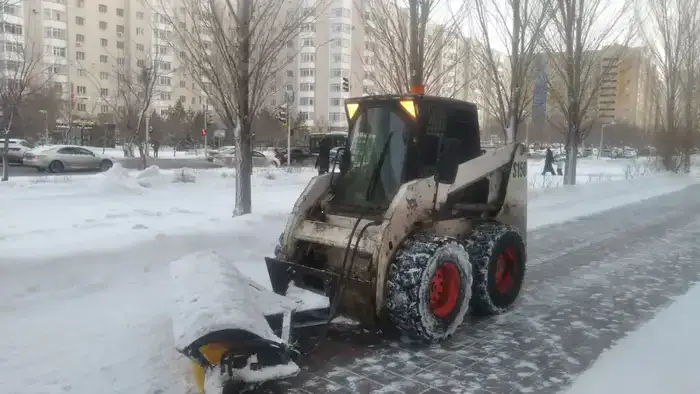 Более 3 тысяч дорожных рабочих задействовано в снегоуборочных работах в Астане (8)