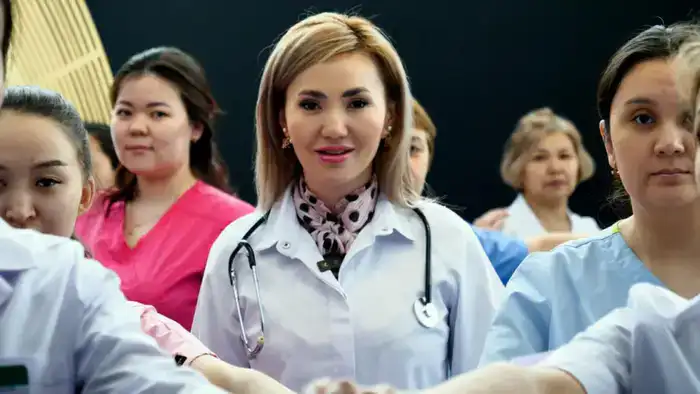 Столичные медики необычной акцией выразили поддержку новой Конституции (2)