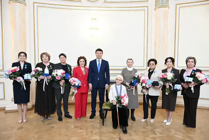 Дархан Сатыбалды вручил государственные награды в преддверии Международного женского дня в Алматы (3)