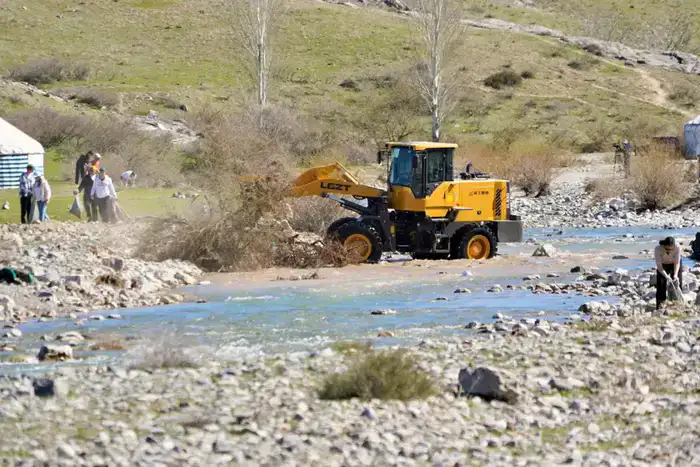 ТУРКЕСТАН: В КЕНТАУ В РАМКАХ ЭКОАКЦИИ «МӨЛДІР БҰЛАҚ» РАСЧИЩЕНЫ РОДНИКИ В ХАНТАГИ (4)