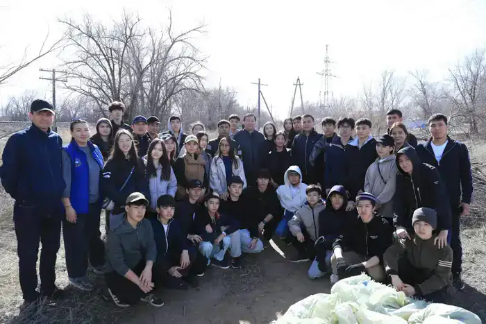 Свыше 200 молодых актюбинцев вышли на субботник в рамках акции «Таза Қазақстан» (4)