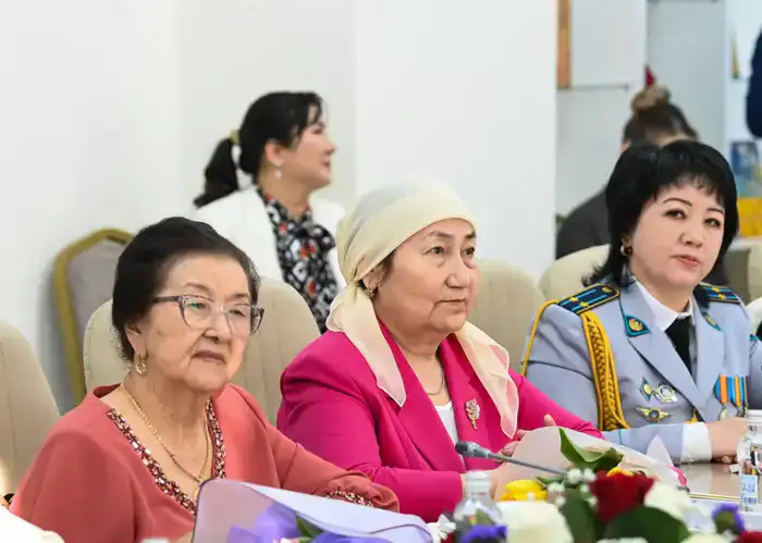 Глава региона встретился с женщинами-матерями (8)