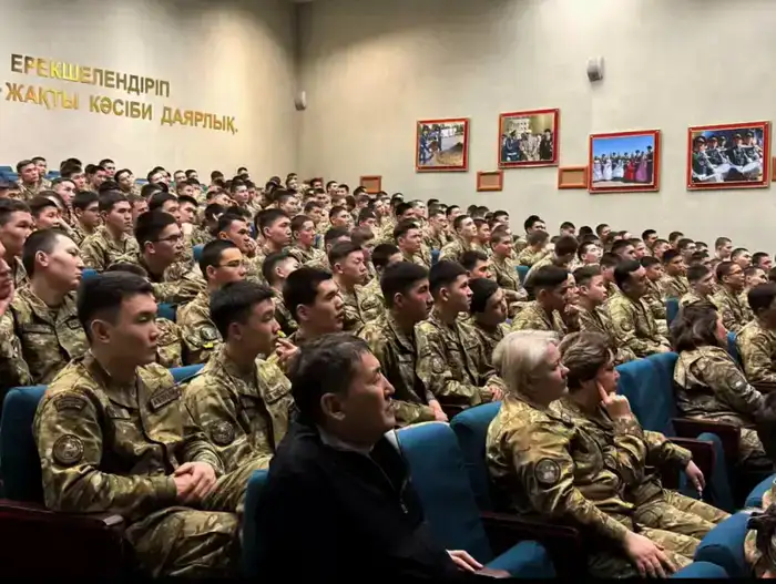 Кадеты познакомились с историческим вооружением Казахского ханства на выставке в Военном колледже