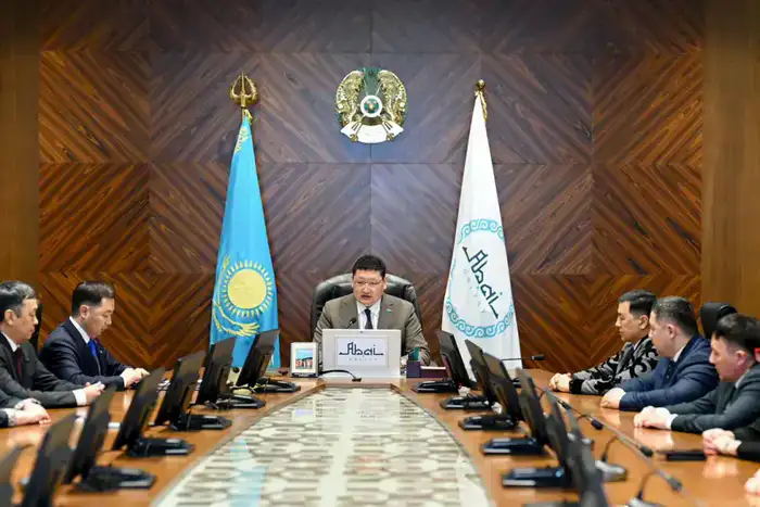 Активным участникам политической и общественной жизни региона оказано почтение (6)