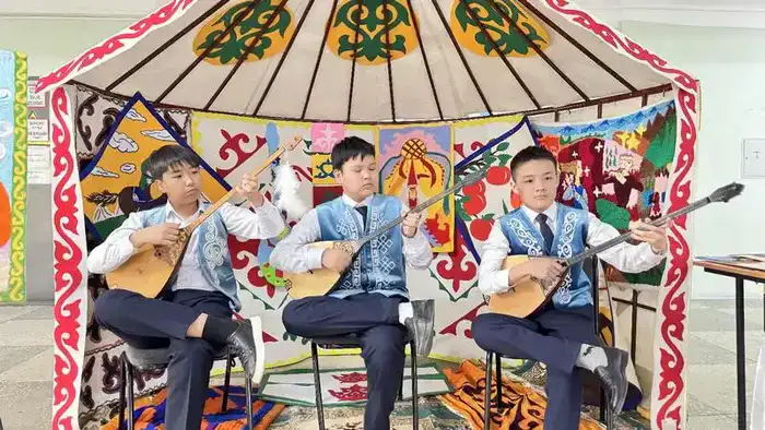 Около 10 тысяч юных домбристов Карагандинской области одновременно исполнили известные кюи (9)