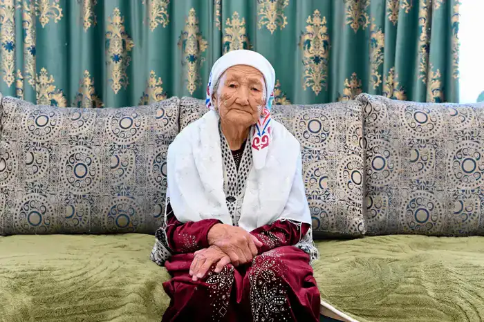 Аким области поздравил 104-летнюю труженицу тыла с праздником (3)