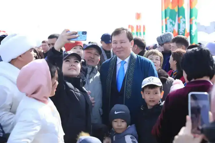 На праздновании Наурыза аким области стал свидетелем обряда «Тусаукесер» у близнецов (6)