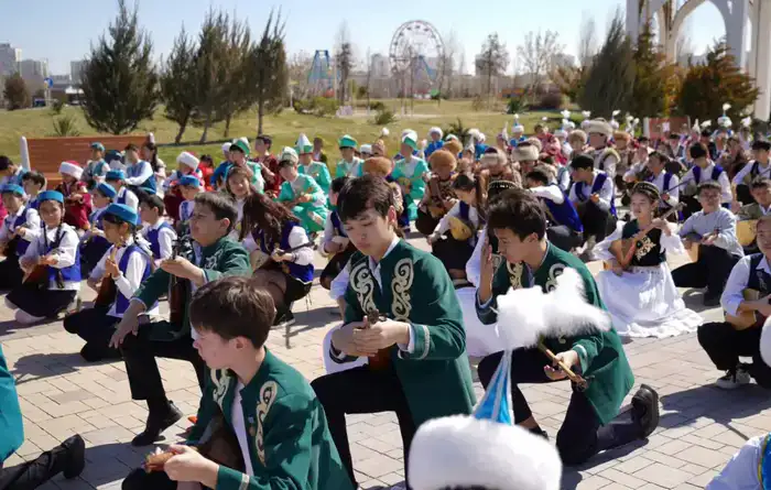 Полмиллиона казахстанских детей одновременно исполнили известные народные кюи (6)