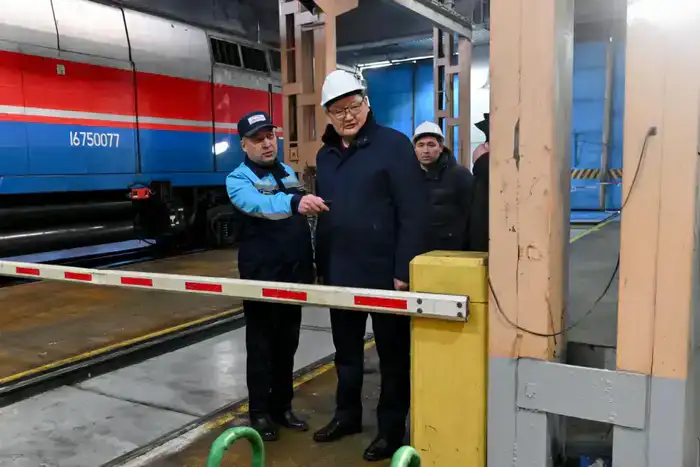 Аким области ознакомился с работой локомотивного депо «Қамқор Локомотив» в Аягозе (7)