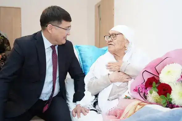 Казыгурт: Визит акима к бабушкам-долгожительницам подчеркивает важность сохранения культурного наследия