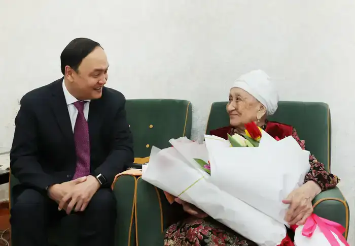 Ербол Карашукеев поздравил труженицу тыла и ветерана труда с 8 Марта (5)
