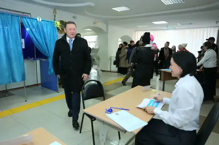 Аким Костанайской области проголосовал на референдуме (3)