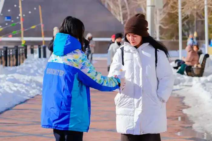 Волонтеры раздали баурсаки жителям Астаны (5)