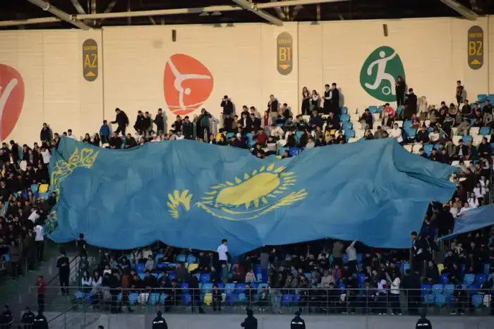 Молодежь поддержала референдум во время напряженного футбольного матча на стадионе "Туркестан Арена"