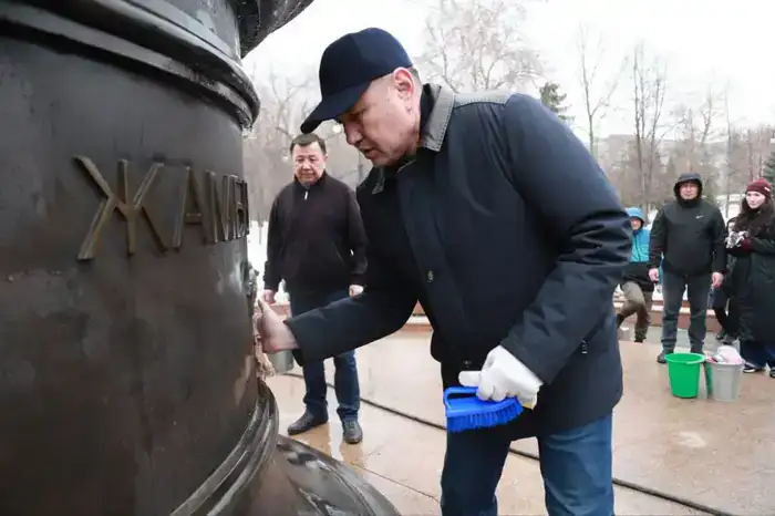 Усть-Каменогорск: субботник в парке Жамбыла