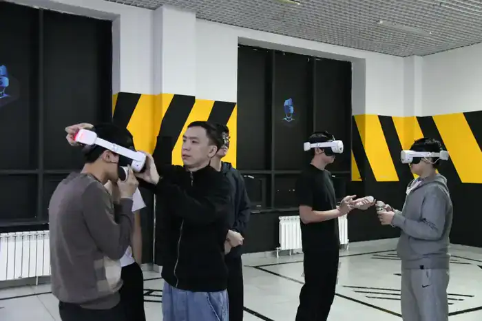 Попробовать себя в будущей профессии смогли столичные студенты благодаря виртуальной реальности (3)