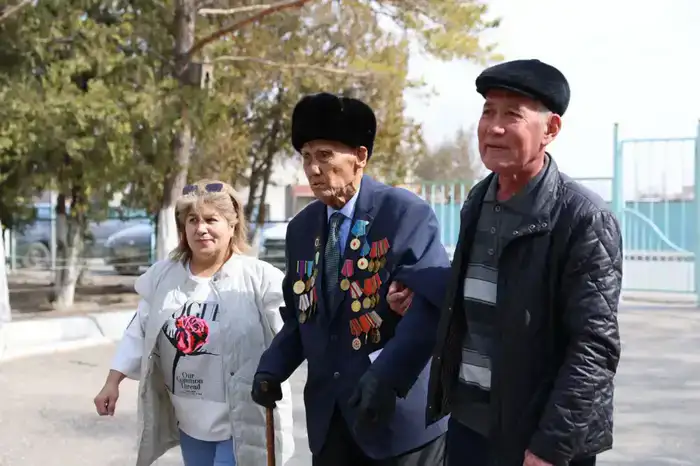 Голосование 103-летнего ветерана подчеркивает важность гражданского участия в общественной жизни