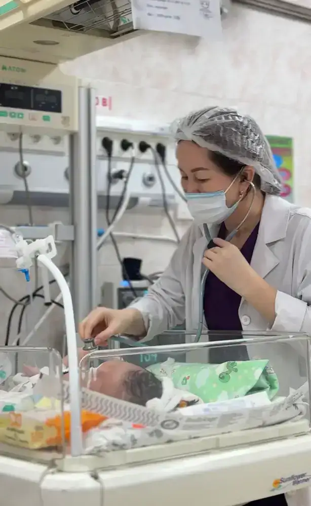 В Алматы успешно выписали новорожденного с низким весом после длительного лечения