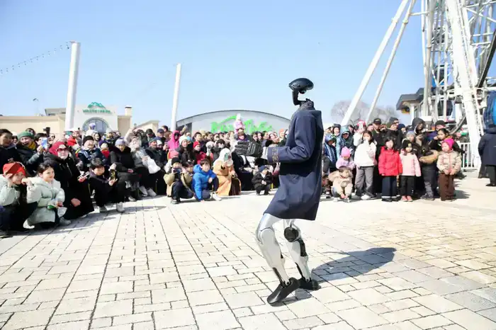 «Көктөбедегі Көрісу»: алматинцев поздравили с Днём Көрісу звуковые дроны и роботы (4)