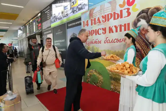 Праздничная акция Көрісу в Международном аэропорту Алматы