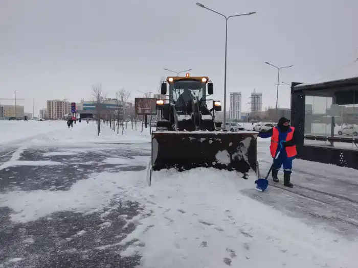 В Астане на снегоуборочные работы вывели более 1,7 тыс. единиц спецтехники (10)