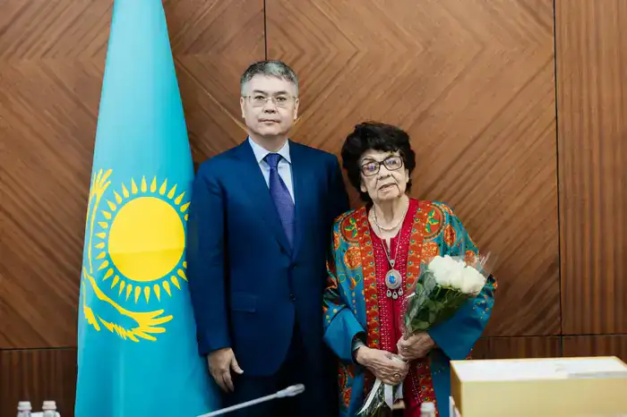 Аким Атырауской области Серик Шапкенов поздравил ветерана труда Нурпеиса Макашева с 80-летием (6)