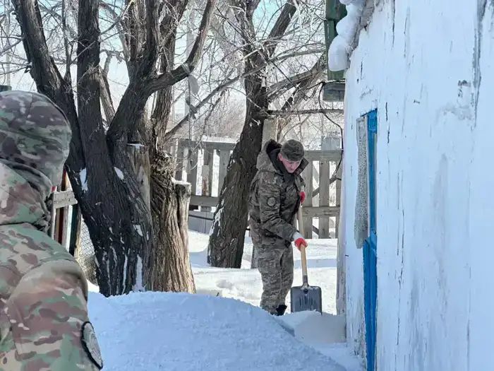 Нацгвардия Аркалыка предотвращает подтопления и помогает населению