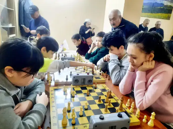 Межпоколенческий шахматный турнир в Астане: пенсионеры и молодежь объединяются через игру