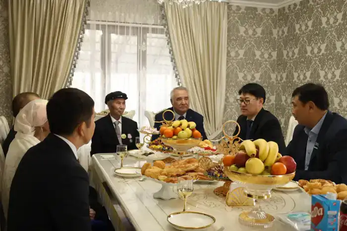 Аким Толеби района поздравил женщин старше 90 лет с весенним праздником, подчеркивая их вклад в общество