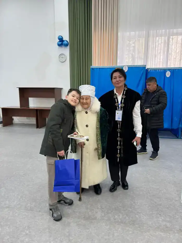 101-летняя жительница Алматы проголосовала на референдуме, подчеркивая важность участия в выборах
