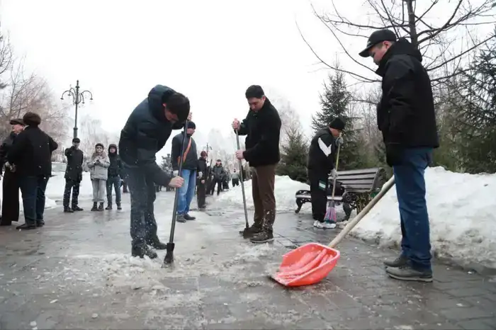 В Усть-Каменогорске в парке имени Жамбыла Жабаева прошёл субботник (6)