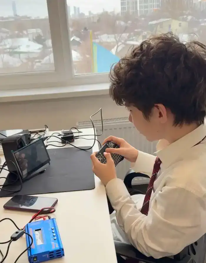 В Астане школьник собрал компьютер (3)