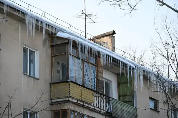 В Алматы начали жесткий контроль за очисткой крыш от снега для предотвращения падения сосулек