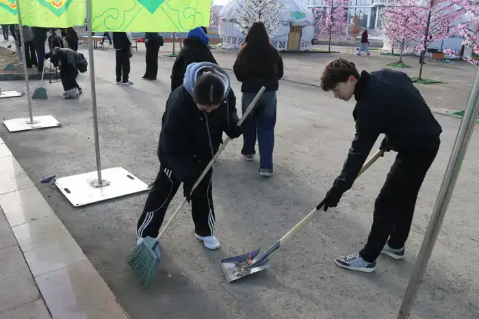 Тазару күні: в Актобе молодежь привела в порядок парки (4)